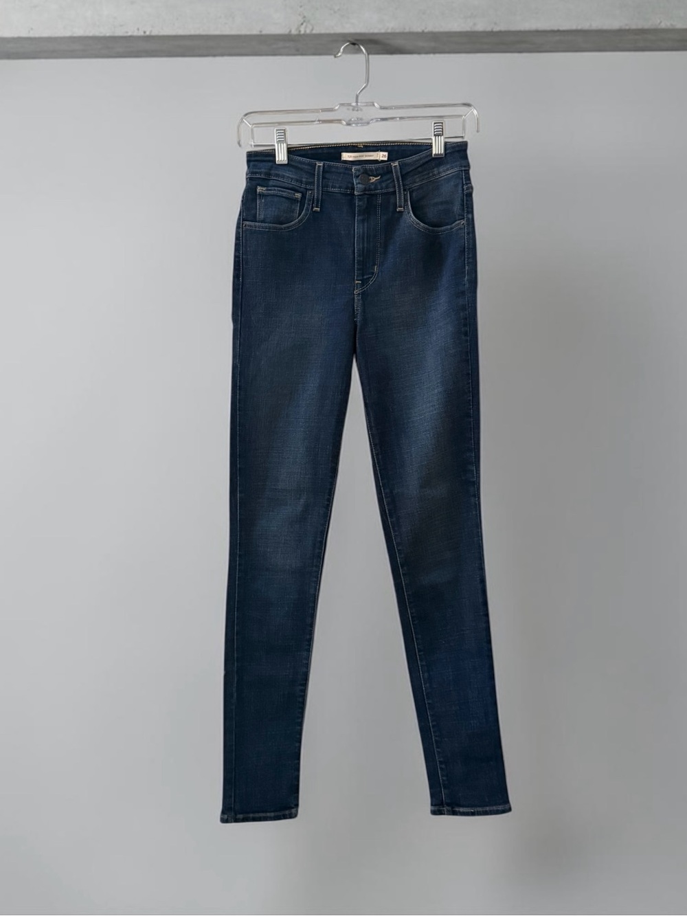 Levi’s 721 High Rise Skinny Jeans in Medium Wash! Size 26! - Picture 2 of 6